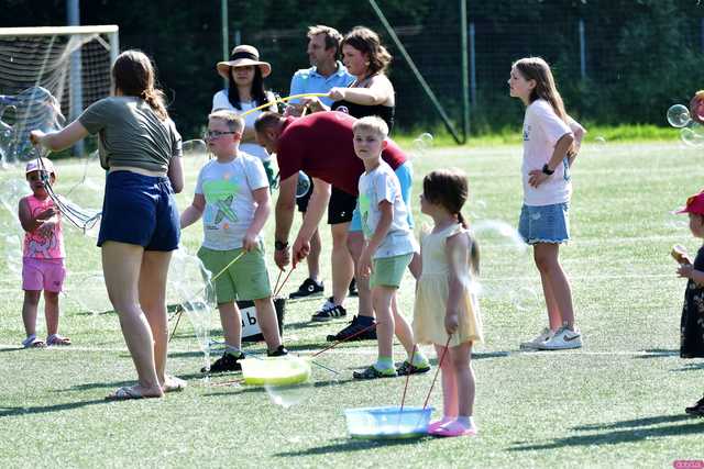 [WIDEO/FOTO] Tysiące baniek, mydlana wyspa i mnóstwo dobrej zabawy. Trwa 8. Mydlany Park Festiwal w Żarowie