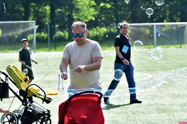 [WIDEO/FOTO] Tysiące baniek, mydlana wyspa i mnóstwo dobrej zabawy. Trwa 8. Mydlany Park Festiwal w Żarowie