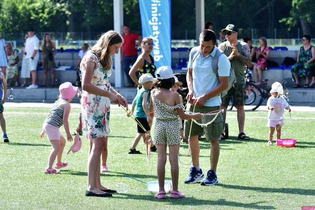 [WIDEO/FOTO] Tysiące baniek, mydlana wyspa i mnóstwo dobrej zabawy. Trwa 8. Mydlany Park Festiwal w Żarowie