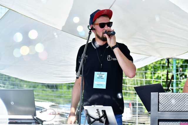 [WIDEO/FOTO] Tysiące baniek, mydlana wyspa i mnóstwo dobrej zabawy. Trwa 8. Mydlany Park Festiwal w Żarowie