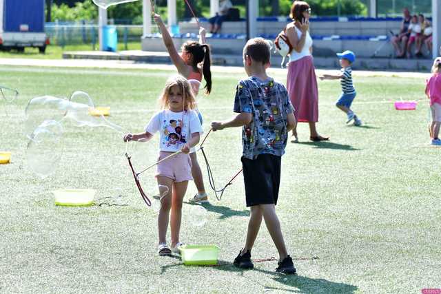 [WIDEO/FOTO] Tysiące baniek, mydlana wyspa i mnóstwo dobrej zabawy. Trwa 8. Mydlany Park Festiwal w Żarowie
