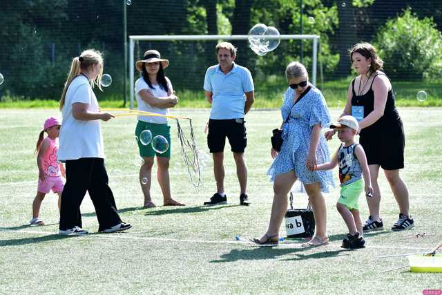 [WIDEO/FOTO] Tysiące baniek, mydlana wyspa i mnóstwo dobrej zabawy. Trwa 8. Mydlany Park Festiwal w Żarowie