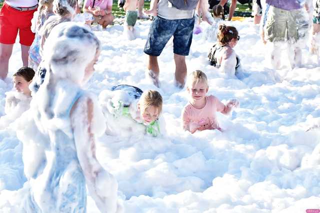 [WIDEO/FOTO] Tysiące baniek, mydlana wyspa i mnóstwo dobrej zabawy. Trwa 8. Mydlany Park Festiwal w Żarowie