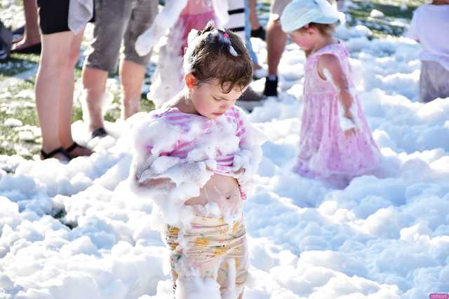 [WIDEO/FOTO] Tysiące baniek, mydlana wyspa i mnóstwo dobrej zabawy. Trwa 8. Mydlany Park Festiwal w Żarowie
