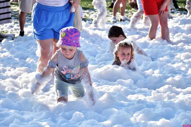 [WIDEO/FOTO] Tysiące baniek, mydlana wyspa i mnóstwo dobrej zabawy. Trwa 8. Mydlany Park Festiwal w Żarowie