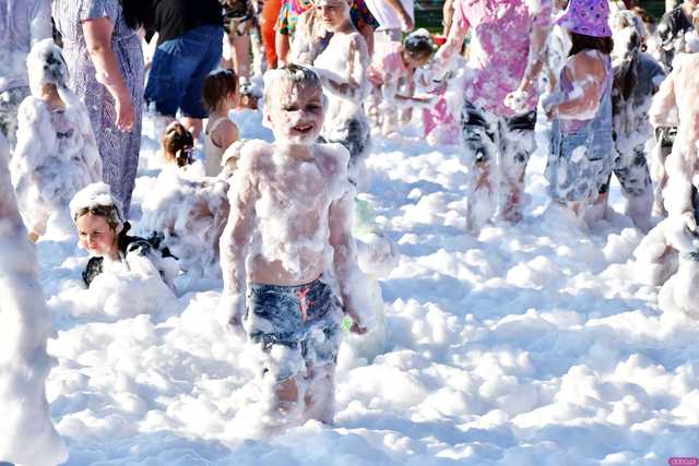 [WIDEO/FOTO] Tysiące baniek, mydlana wyspa i mnóstwo dobrej zabawy. Trwa 8. Mydlany Park Festiwal w Żarowie