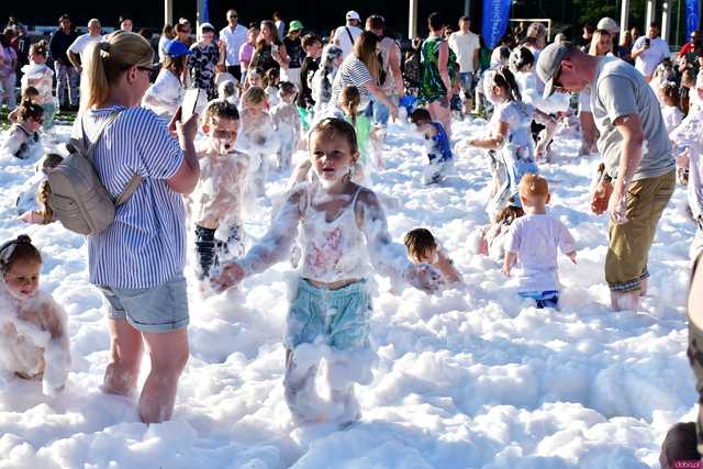[WIDEO/FOTO] Tysiące baniek, mydlana wyspa i mnóstwo dobrej zabawy. Trwa 8. Mydlany Park Festiwal w Żarowie