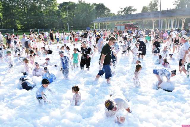 [WIDEO/FOTO] Tysiące baniek, mydlana wyspa i mnóstwo dobrej zabawy. Trwa 8. Mydlany Park Festiwal w Żarowie