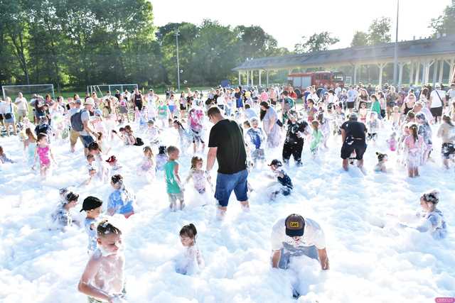 [WIDEO/FOTO] Tysiące baniek, mydlana wyspa i mnóstwo dobrej zabawy. Trwa 8. Mydlany Park Festiwal w Żarowie