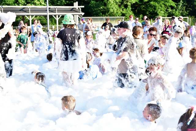[WIDEO/FOTO] Tysiące baniek, mydlana wyspa i mnóstwo dobrej zabawy. Trwa 8. Mydlany Park Festiwal w Żarowie