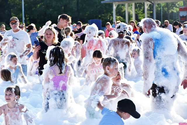 [WIDEO/FOTO] Tysiące baniek, mydlana wyspa i mnóstwo dobrej zabawy. Trwa 8. Mydlany Park Festiwal w Żarowie