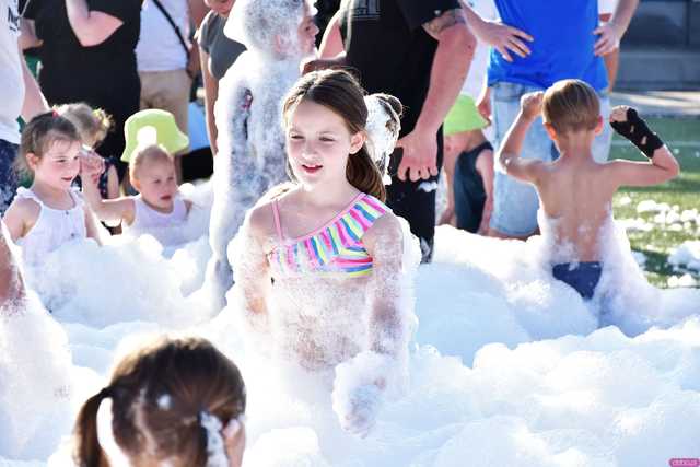 [WIDEO/FOTO] Tysiące baniek, mydlana wyspa i mnóstwo dobrej zabawy. Trwa 8. Mydlany Park Festiwal w Żarowie