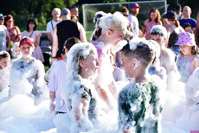 [WIDEO/FOTO] Tysiące baniek, mydlana wyspa i mnóstwo dobrej zabawy. Trwa 8. Mydlany Park Festiwal w Żarowie