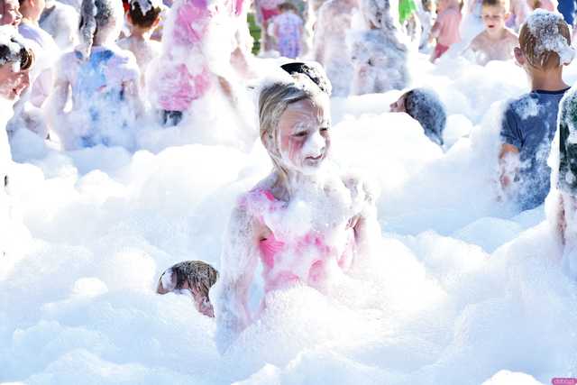 [WIDEO/FOTO] Tysiące baniek, mydlana wyspa i mnóstwo dobrej zabawy. Trwa 8. Mydlany Park Festiwal w Żarowie