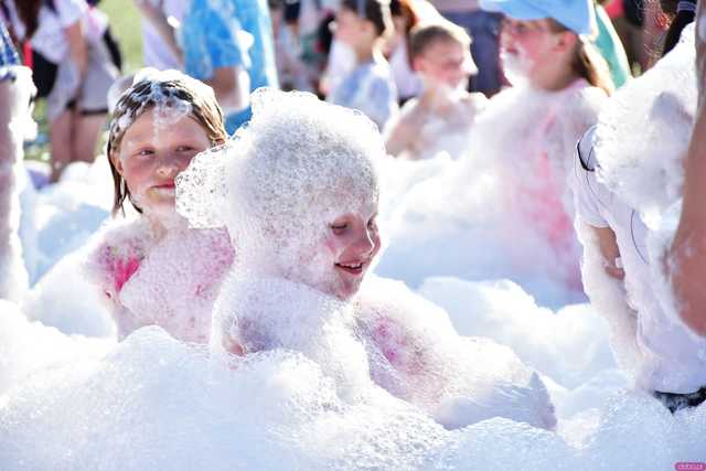 [WIDEO/FOTO] Tysiące baniek, mydlana wyspa i mnóstwo dobrej zabawy. Trwa 8. Mydlany Park Festiwal w Żarowie