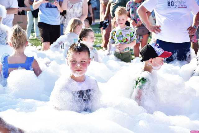 [WIDEO/FOTO] Tysiące baniek, mydlana wyspa i mnóstwo dobrej zabawy. Trwa 8. Mydlany Park Festiwal w Żarowie