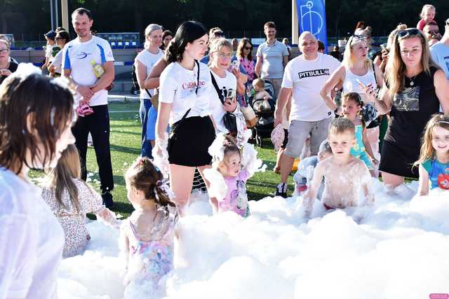 [WIDEO/FOTO] Tysiące baniek, mydlana wyspa i mnóstwo dobrej zabawy. Trwa 8. Mydlany Park Festiwal w Żarowie