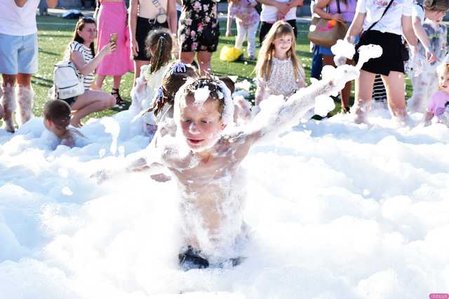 [WIDEO/FOTO] Tysiące baniek, mydlana wyspa i mnóstwo dobrej zabawy. Trwa 8. Mydlany Park Festiwal w Żarowie