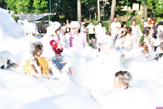 [WIDEO/FOTO] Tysiące baniek, mydlana wyspa i mnóstwo dobrej zabawy. Trwa 8. Mydlany Park Festiwal w Żarowie