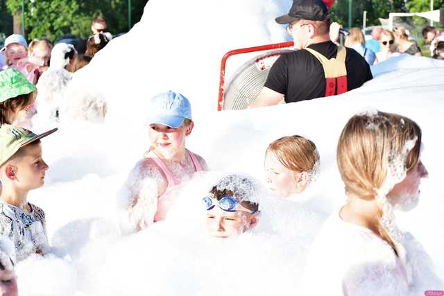 [WIDEO/FOTO] Tysiące baniek, mydlana wyspa i mnóstwo dobrej zabawy. Trwa 8. Mydlany Park Festiwal w Żarowie