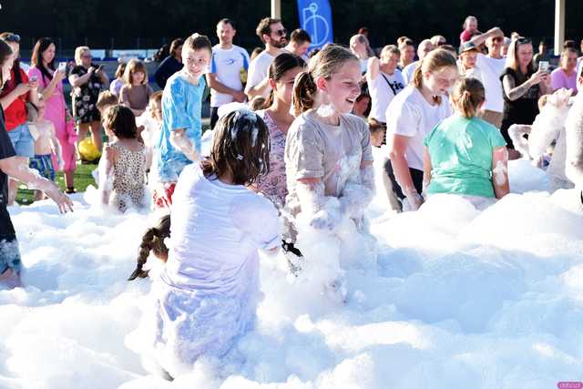 [WIDEO/FOTO] Tysiące baniek, mydlana wyspa i mnóstwo dobrej zabawy. Trwa 8. Mydlany Park Festiwal w Żarowie
