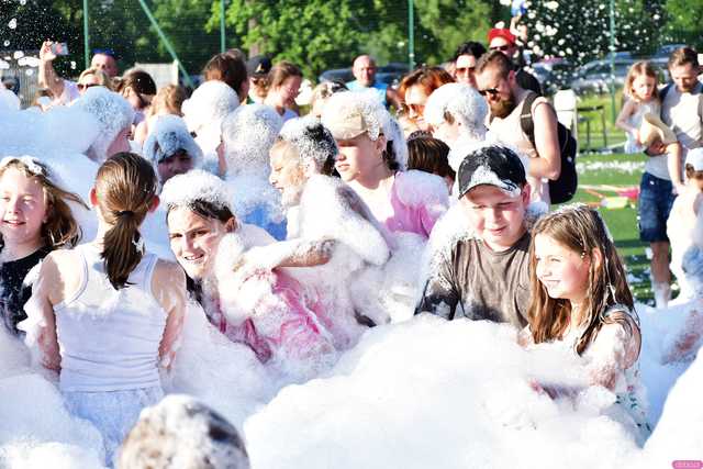 [WIDEO/FOTO] Tysiące baniek, mydlana wyspa i mnóstwo dobrej zabawy. Trwa 8. Mydlany Park Festiwal w Żarowie