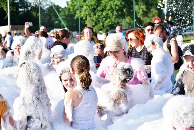 [WIDEO/FOTO] Tysiące baniek, mydlana wyspa i mnóstwo dobrej zabawy. Trwa 8. Mydlany Park Festiwal w Żarowie