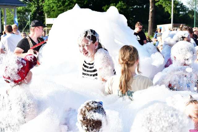[WIDEO/FOTO] Tysiące baniek, mydlana wyspa i mnóstwo dobrej zabawy. Trwa 8. Mydlany Park Festiwal w Żarowie