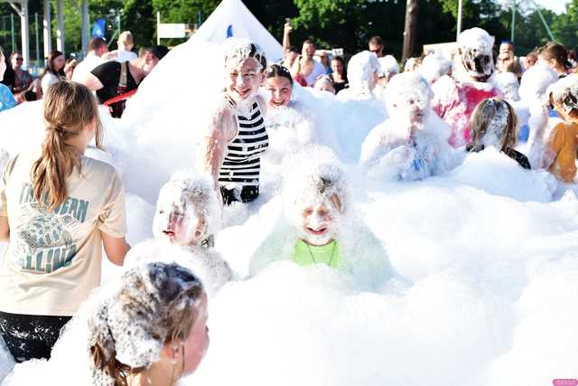 [WIDEO/FOTO] Tysiące baniek, mydlana wyspa i mnóstwo dobrej zabawy. Trwa 8. Mydlany Park Festiwal w Żarowie
