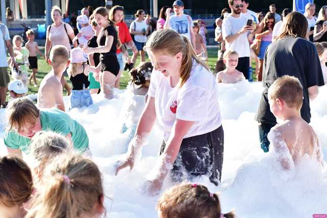 [WIDEO/FOTO] Tysiące baniek, mydlana wyspa i mnóstwo dobrej zabawy. Trwa 8. Mydlany Park Festiwal w Żarowie