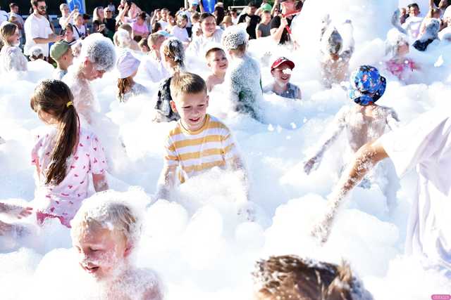 [WIDEO/FOTO] Tysiące baniek, mydlana wyspa i mnóstwo dobrej zabawy. Trwa 8. Mydlany Park Festiwal w Żarowie