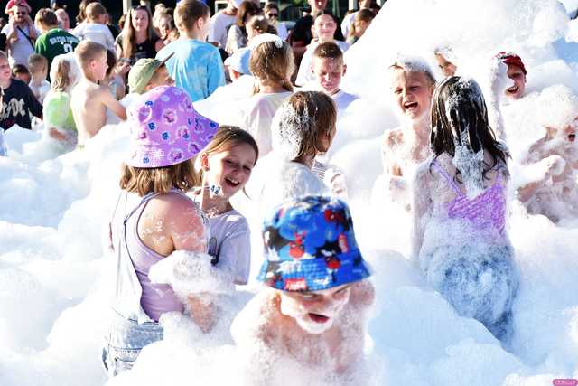 [WIDEO/FOTO] Tysiące baniek, mydlana wyspa i mnóstwo dobrej zabawy. Trwa 8. Mydlany Park Festiwal w Żarowie