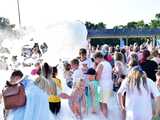 [WIDEO/FOTO] Tysiące baniek, mydlana wyspa i mnóstwo dobrej zabawy. Trwa 8. Mydlany Park Festiwal w Żarowie