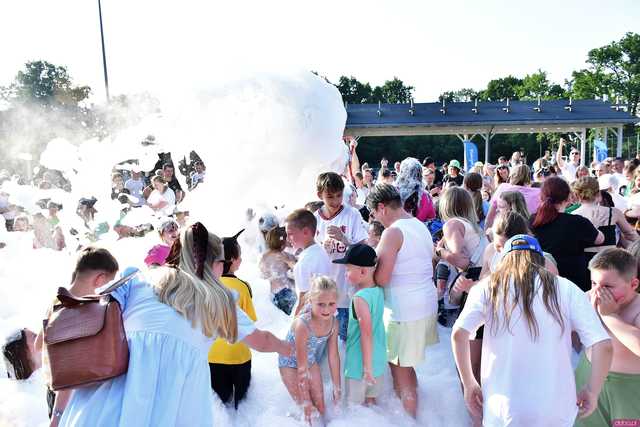 [WIDEO/FOTO] Tysiące baniek, mydlana wyspa i mnóstwo dobrej zabawy. Trwa 8. Mydlany Park Festiwal w Żarowie