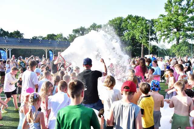 [WIDEO/FOTO] Tysiące baniek, mydlana wyspa i mnóstwo dobrej zabawy. Trwa 8. Mydlany Park Festiwal w Żarowie