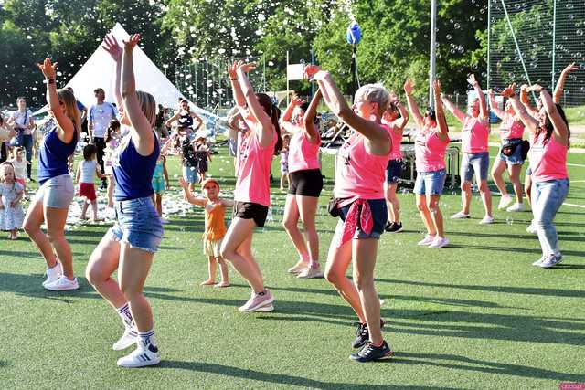 [WIDEO/FOTO] Tysiące baniek, mydlana wyspa i mnóstwo dobrej zabawy. Trwa 8. Mydlany Park Festiwal w Żarowie