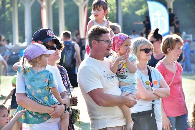[WIDEO/FOTO] Tysiące baniek, mydlana wyspa i mnóstwo dobrej zabawy. Trwa 8. Mydlany Park Festiwal w Żarowie