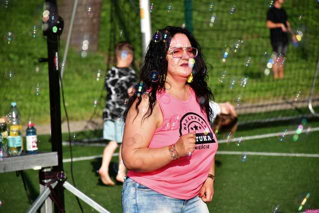 [WIDEO/FOTO] Tysiące baniek, mydlana wyspa i mnóstwo dobrej zabawy. Trwa 8. Mydlany Park Festiwal w Żarowie
