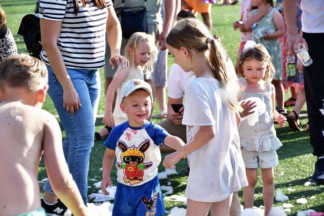 [WIDEO/FOTO] Tysiące baniek, mydlana wyspa i mnóstwo dobrej zabawy. Trwa 8. Mydlany Park Festiwal w Żarowie