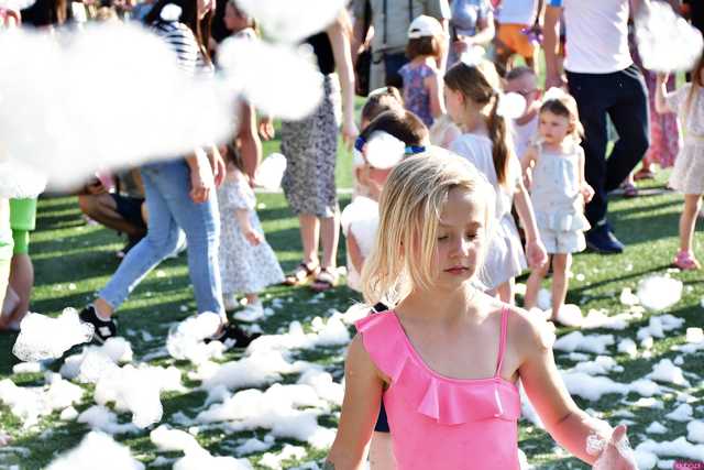[WIDEO/FOTO] Tysiące baniek, mydlana wyspa i mnóstwo dobrej zabawy. Trwa 8. Mydlany Park Festiwal w Żarowie