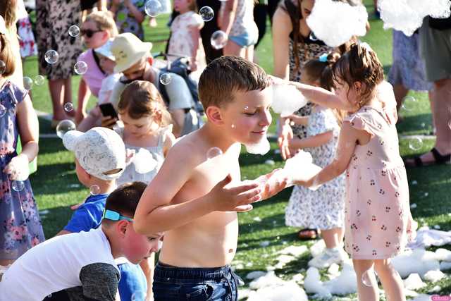 [WIDEO/FOTO] Tysiące baniek, mydlana wyspa i mnóstwo dobrej zabawy. Trwa 8. Mydlany Park Festiwal w Żarowie