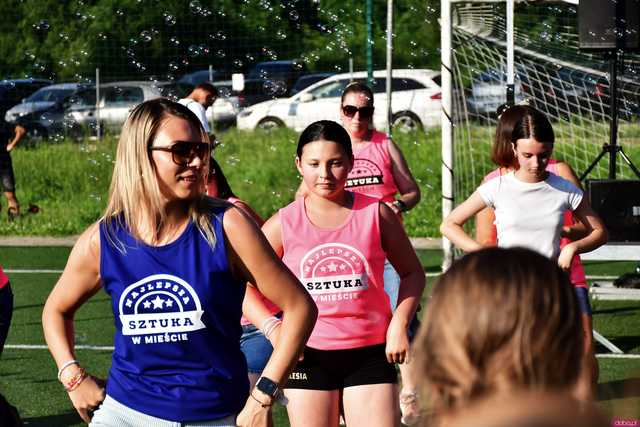 [WIDEO/FOTO] Tysiące baniek, mydlana wyspa i mnóstwo dobrej zabawy. Trwa 8. Mydlany Park Festiwal w Żarowie