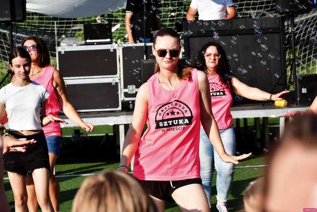 [WIDEO/FOTO] Tysiące baniek, mydlana wyspa i mnóstwo dobrej zabawy. Trwa 8. Mydlany Park Festiwal w Żarowie