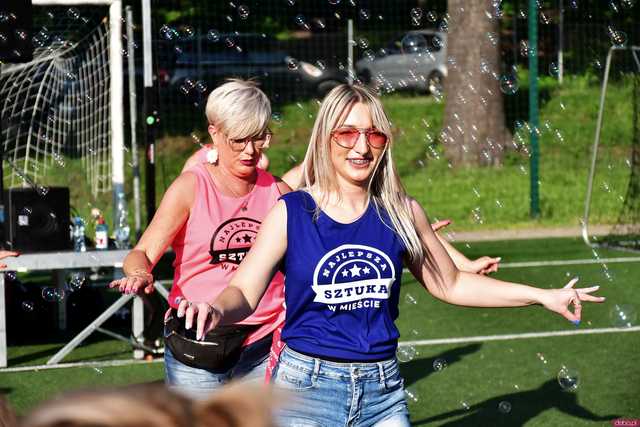 [WIDEO/FOTO] Tysiące baniek, mydlana wyspa i mnóstwo dobrej zabawy. Trwa 8. Mydlany Park Festiwal w Żarowie
