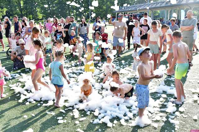 [WIDEO/FOTO] Tysiące baniek, mydlana wyspa i mnóstwo dobrej zabawy. Trwa 8. Mydlany Park Festiwal w Żarowie