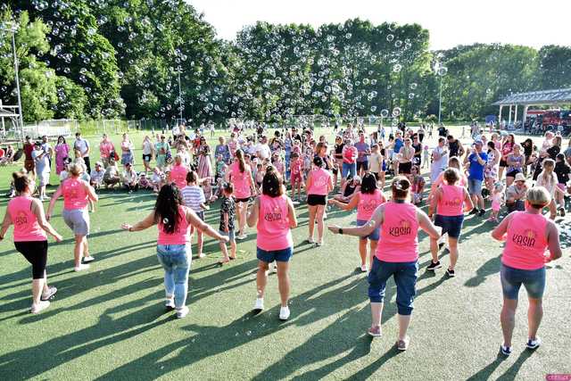 [WIDEO/FOTO] Tysiące baniek, mydlana wyspa i mnóstwo dobrej zabawy. Trwa 8. Mydlany Park Festiwal w Żarowie