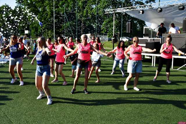 [WIDEO/FOTO] Tysiące baniek, mydlana wyspa i mnóstwo dobrej zabawy. Trwa 8. Mydlany Park Festiwal w Żarowie