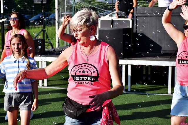 [WIDEO/FOTO] Tysiące baniek, mydlana wyspa i mnóstwo dobrej zabawy. Trwa 8. Mydlany Park Festiwal w Żarowie