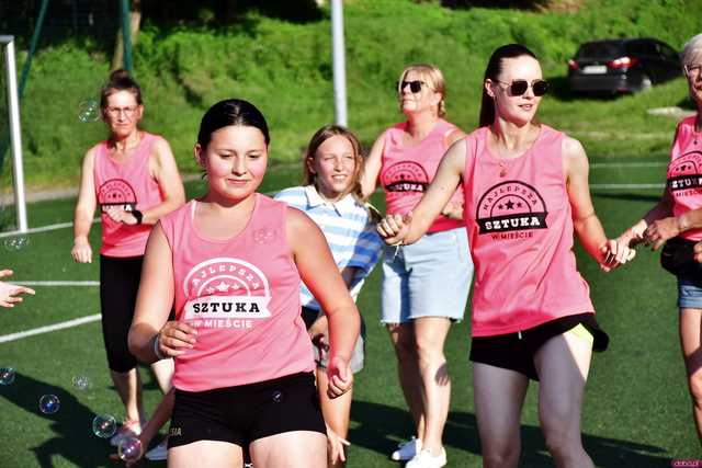 [WIDEO/FOTO] Tysiące baniek, mydlana wyspa i mnóstwo dobrej zabawy. Trwa 8. Mydlany Park Festiwal w Żarowie
