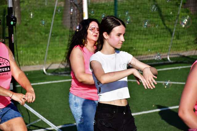 [WIDEO/FOTO] Tysiące baniek, mydlana wyspa i mnóstwo dobrej zabawy. Trwa 8. Mydlany Park Festiwal w Żarowie